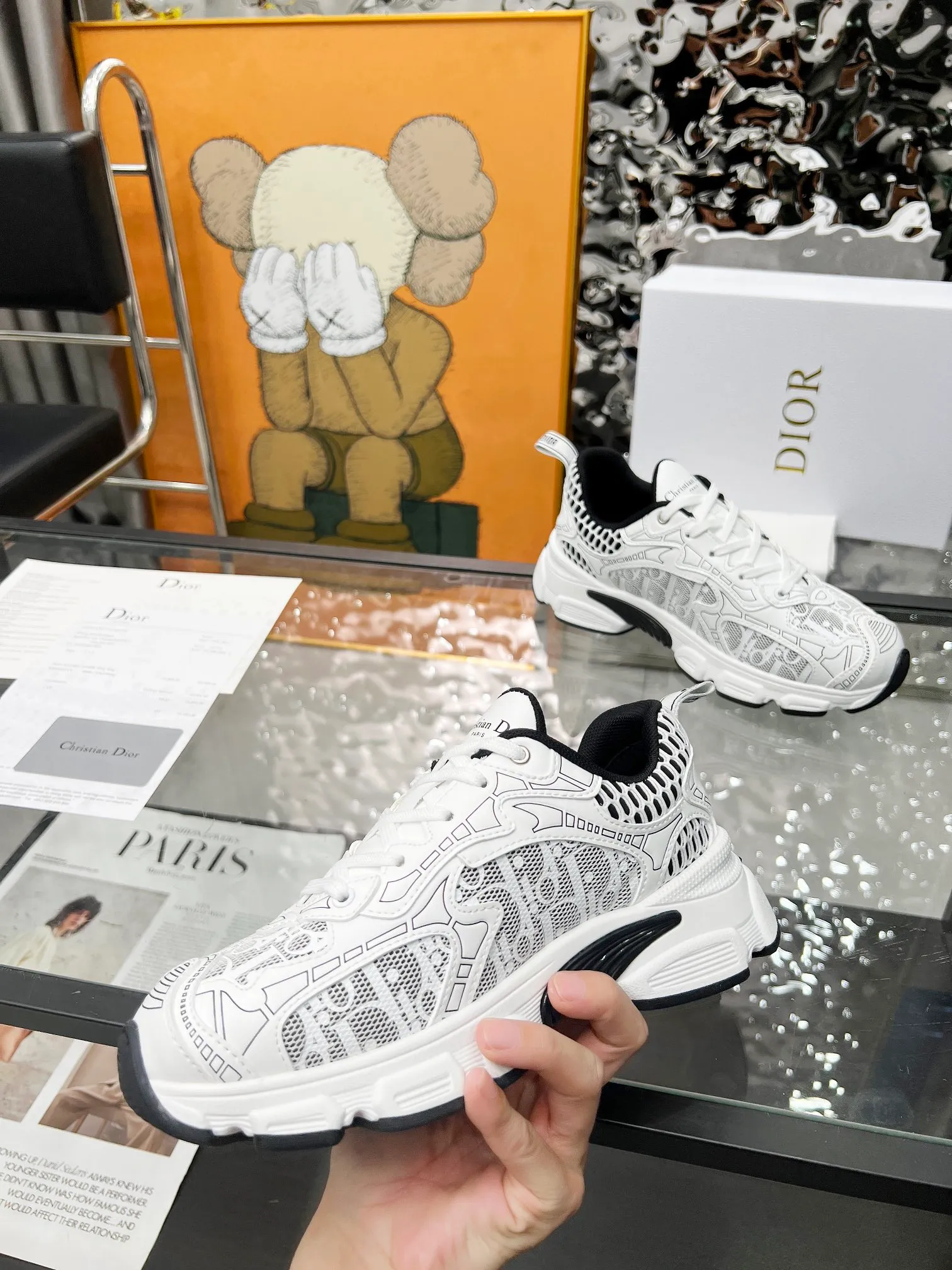 [Dior Dior] P: 580💰 ♺ Size: Female 35-41 Male 39-45 (Female 40.41 Male 45 custom-made) This Dior Chrono sneaker is a new product for the fall of 2024, reinterpreting running shoes in Dior's high-end style. White mesh fabric is paired with nude and silver-toned laminated leather-effect panels, and the CD logo on the sides, star patch on the tongue and Dior logo on the heel are many details to highlight the style. Featuring two-tone laces, a lightweight sole and star embellishments for a casual look all year round.